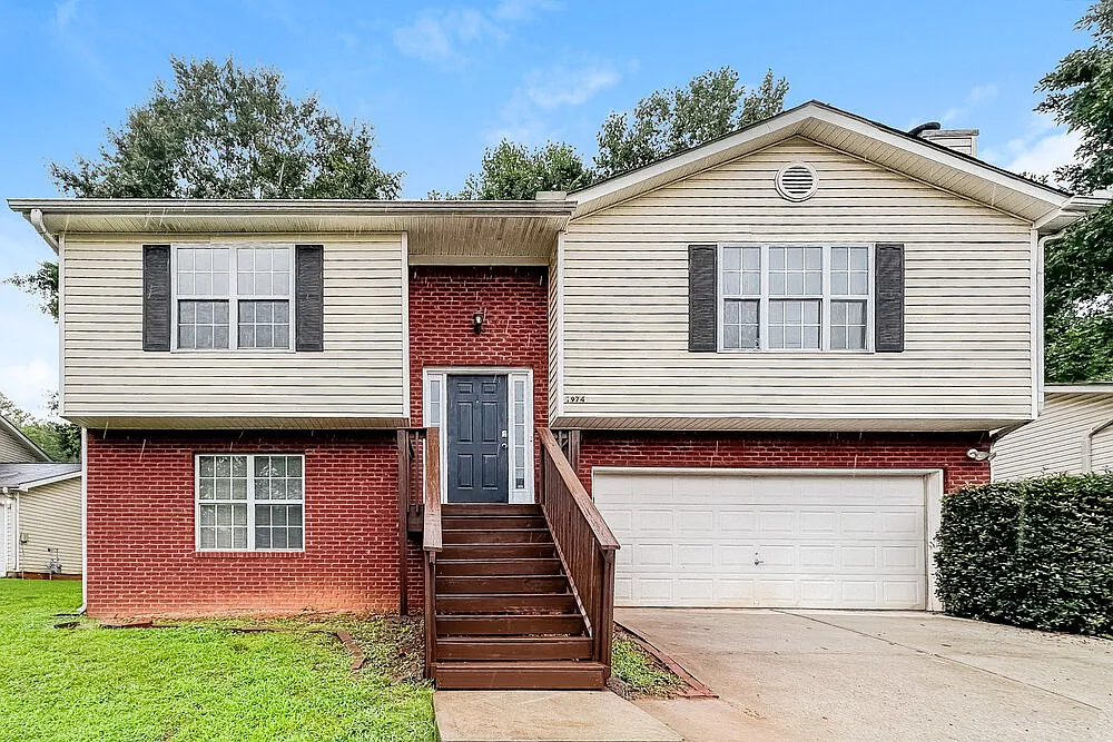 3 bed, 2.0 bath, 1700 sqft, $2,185 — Photo 1