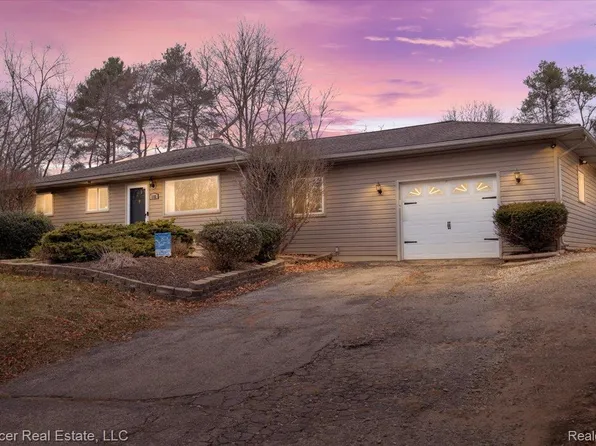 3322 Genoa Rd, Clarkston, MI 48346