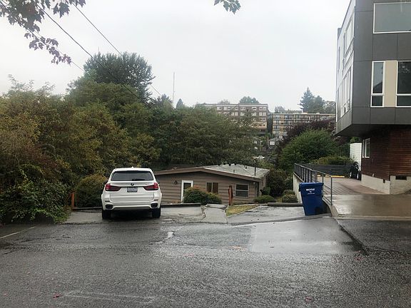 4th image of 1813 Taylor Ave N Unit 2