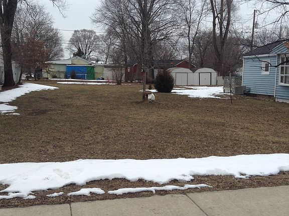 3rd image of 3519 Montrose Ave