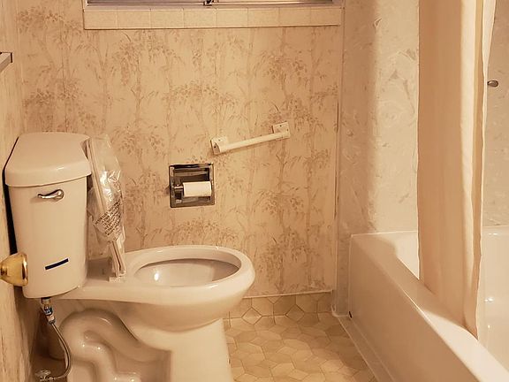 4th image of 484 Roosevelt Ave