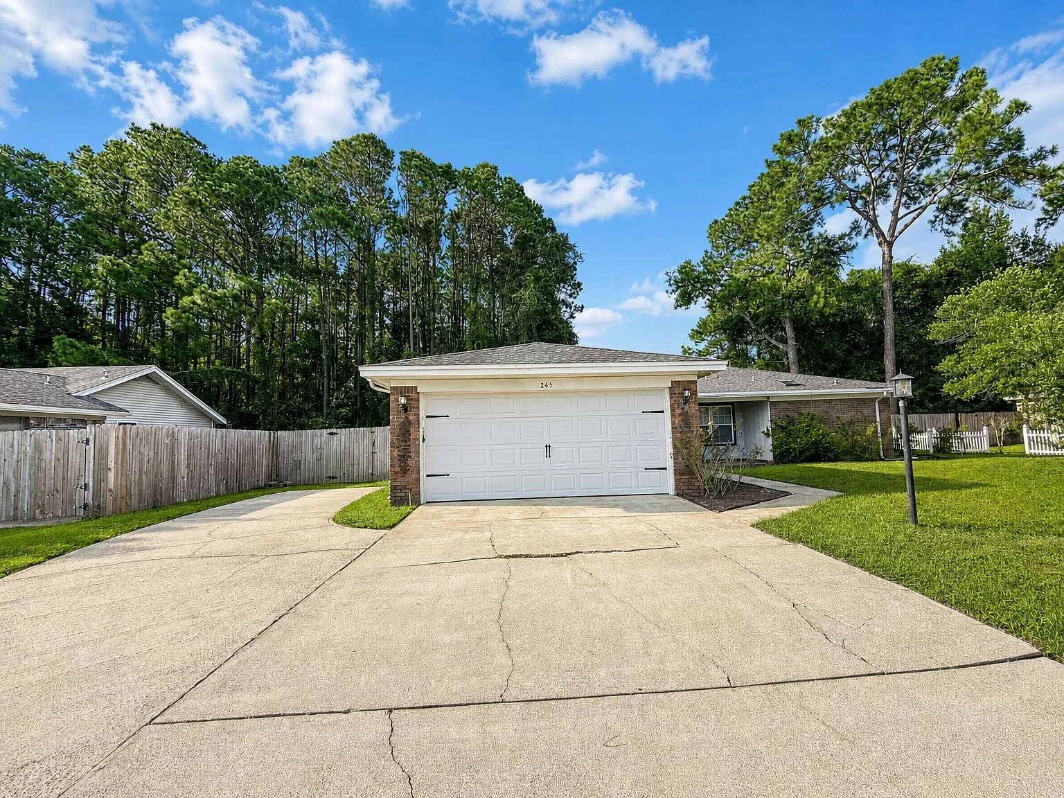 3 bed, 2.0 bath, 1325 sqft, $2,250 — Photo 2