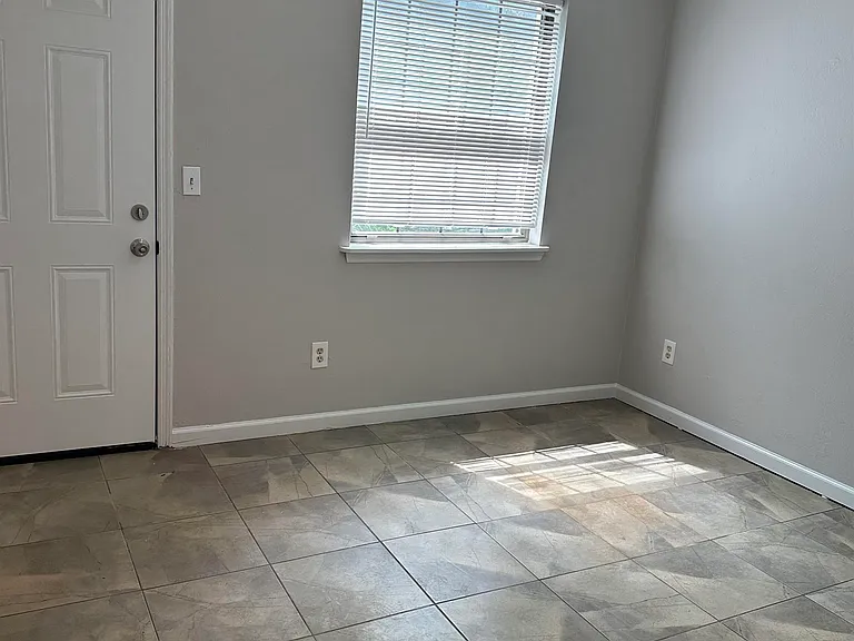 372 Hayden Rd — Photo 3