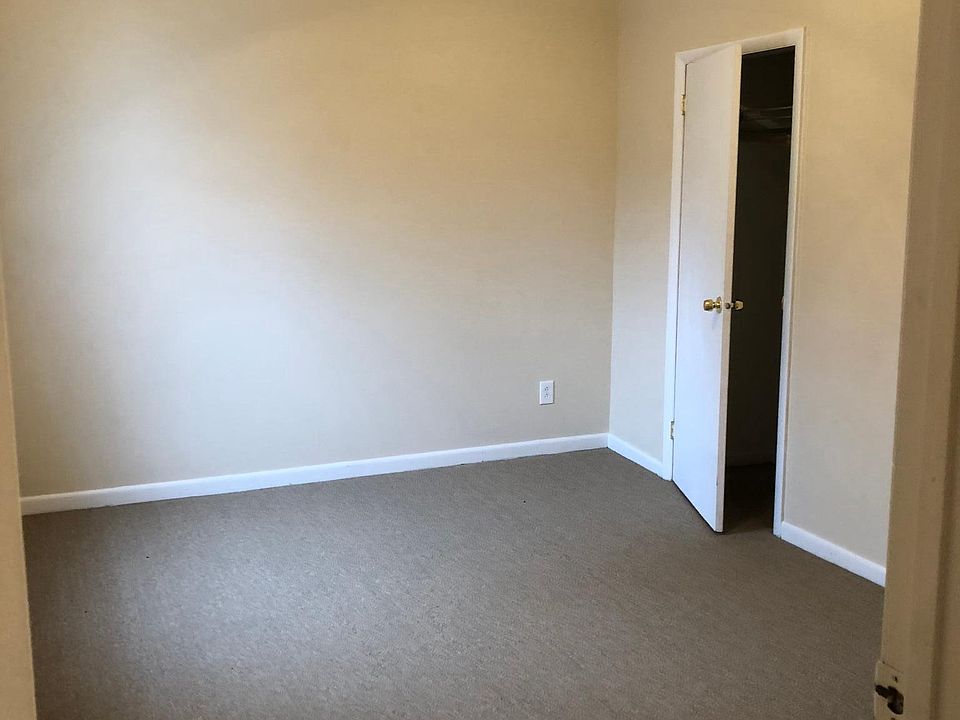 2nd bedroom, new carpet 