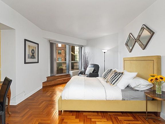 4th image of 150 W 56th St APT 2805