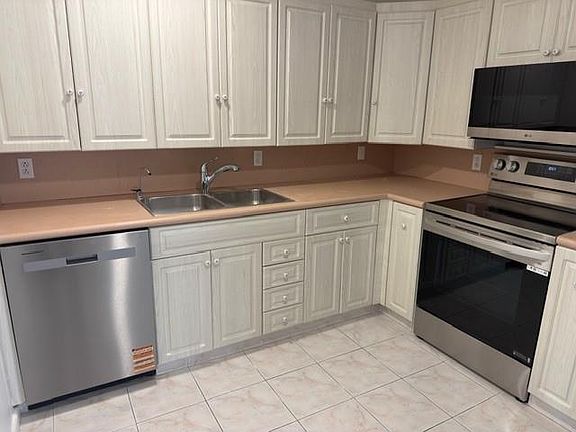 2nd image of 2053 Rexford C #2053