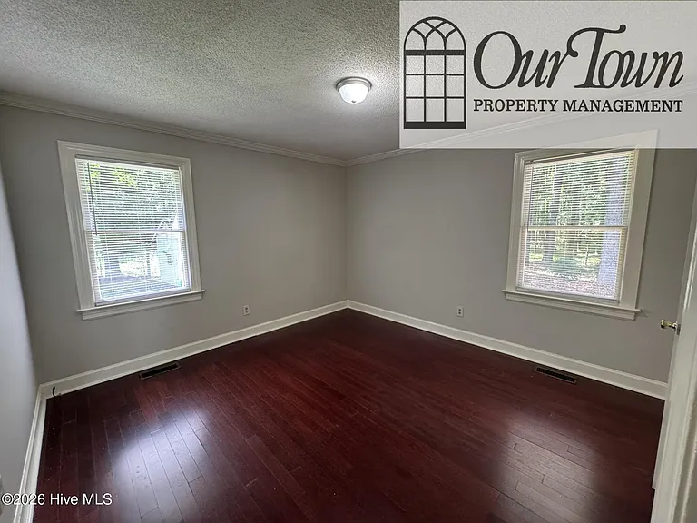3003 Woodgreen Dr N — Photo 8