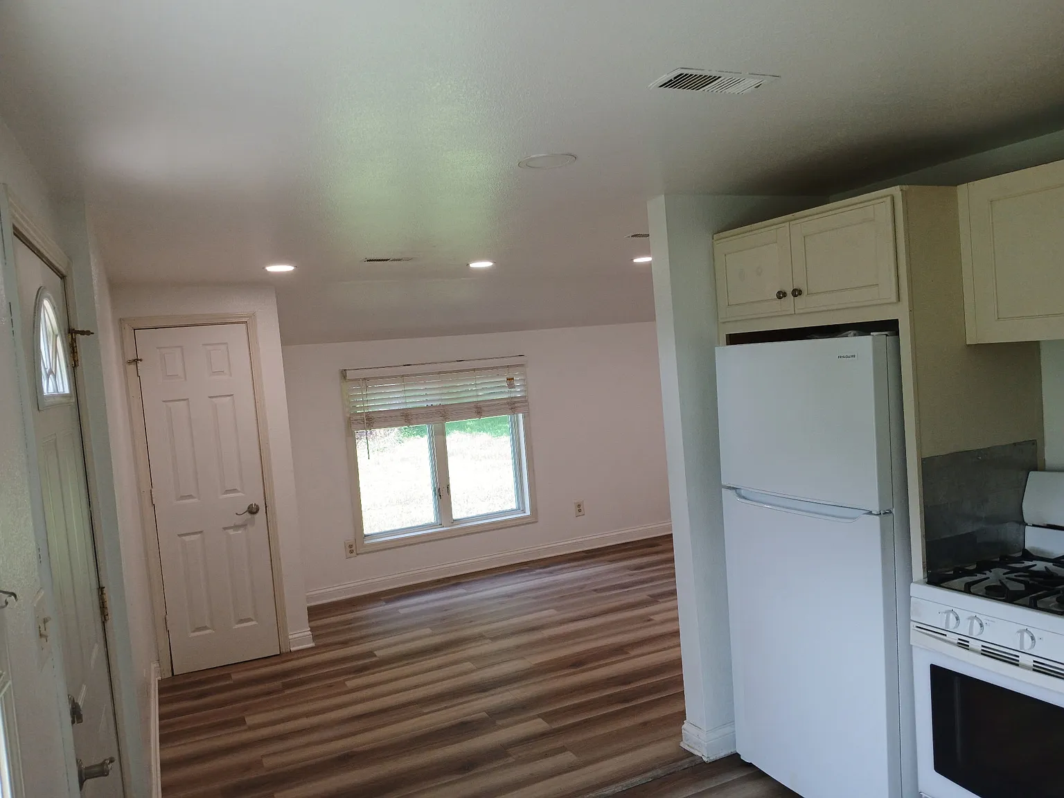 2 bed, 850 sqft, $1,695 — Photo 3
