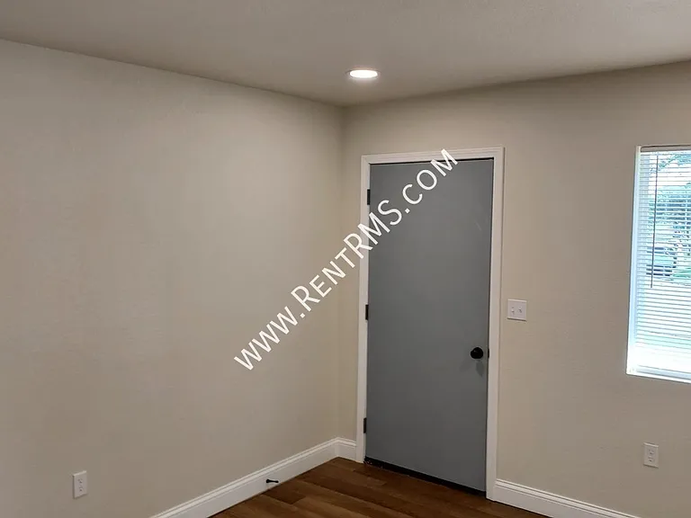 904 SW 33rd St — Photo 3