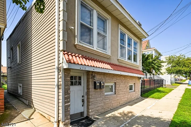 3 bed, 1.0 bath, $2,550 — Photo 4