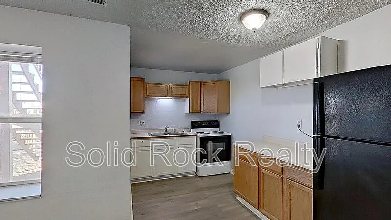 Building Photo - 714 E 3rd St #1