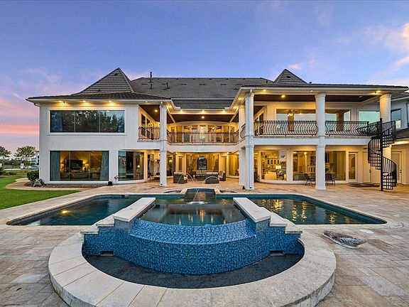 3rd image of 18 Sovereign Cir