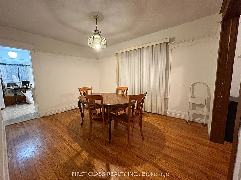 2471 Gerrard St E — Photo 4