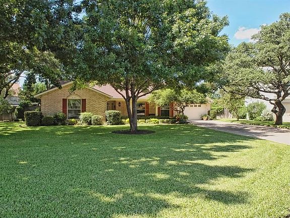 2nd image of 2105 Oakridge Dr