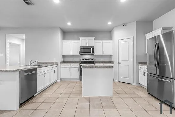 424 Amory St — Photo 6