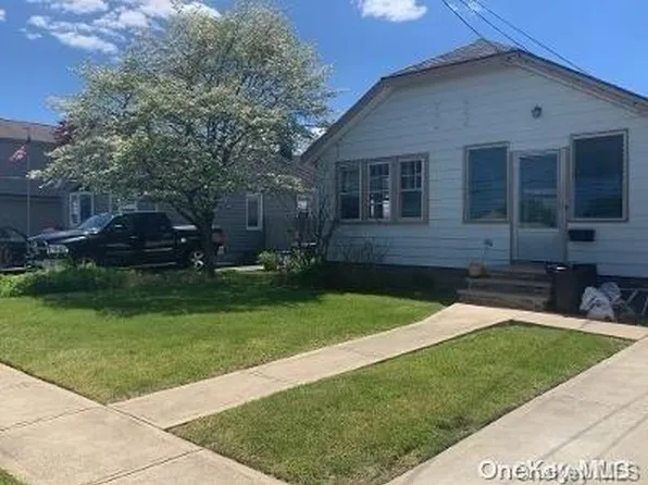 4 Locust Avenue E, East Farmingdale, NY 11735