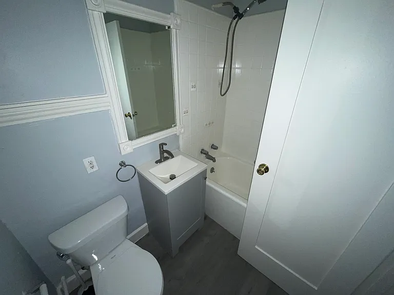 Full Bathroom
Tub-Shower Combo