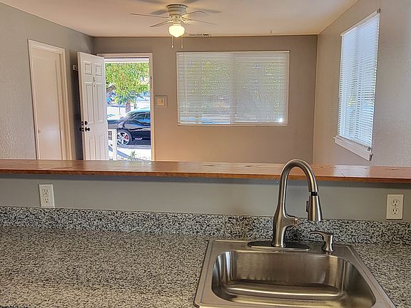 5th image of 1686 Linden St #1