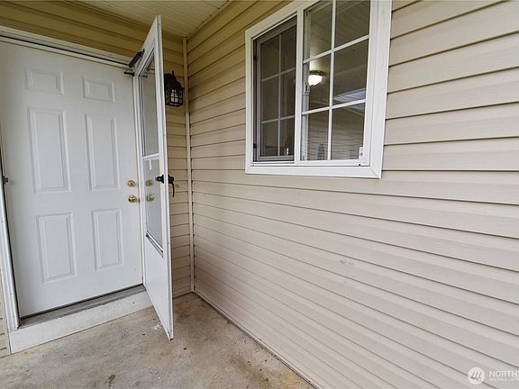 4th image of 16716 41st Drive NE #B