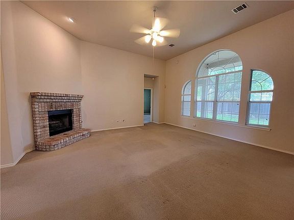 3rd image of 1001 Hunters Creek Dr