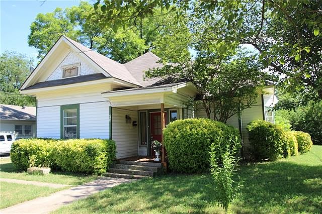 1st image of 203 W Leland Ave