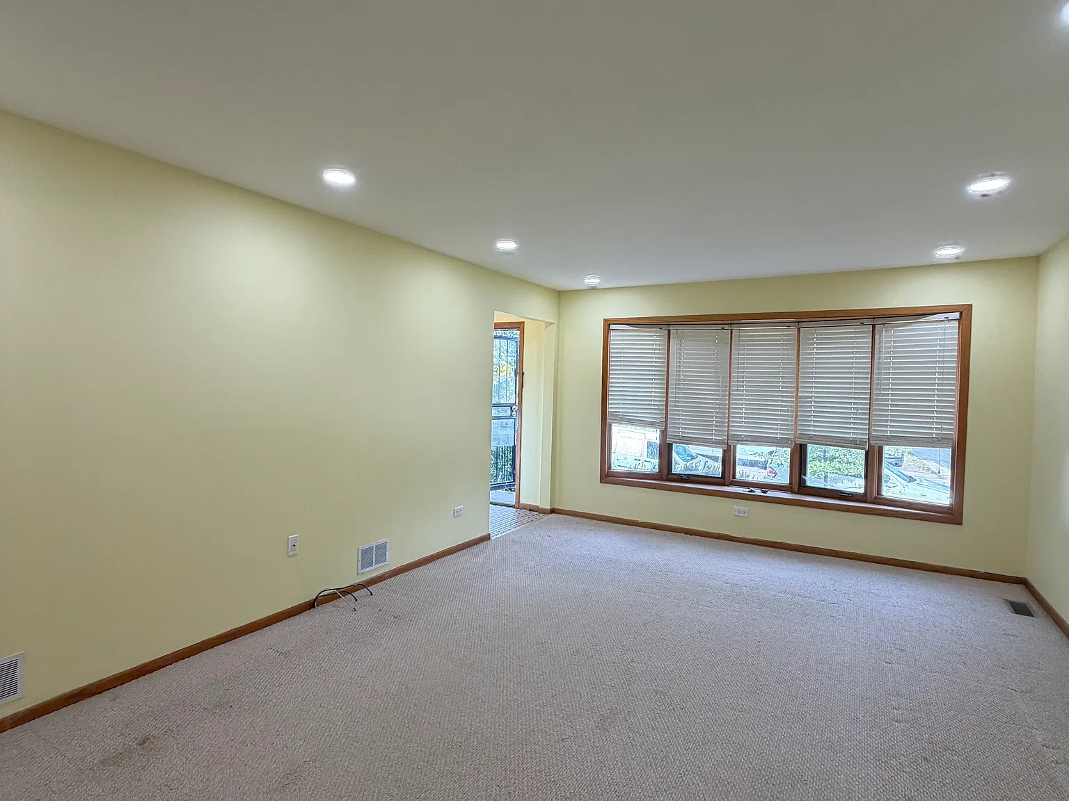 5 bed, 1950 sqft, $3,900 — Photo 2