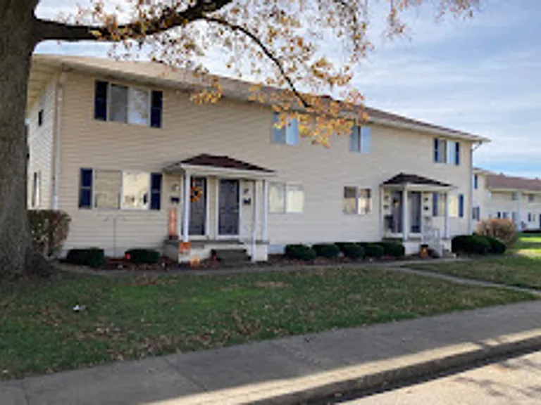 Colonial Manor — Photo 8