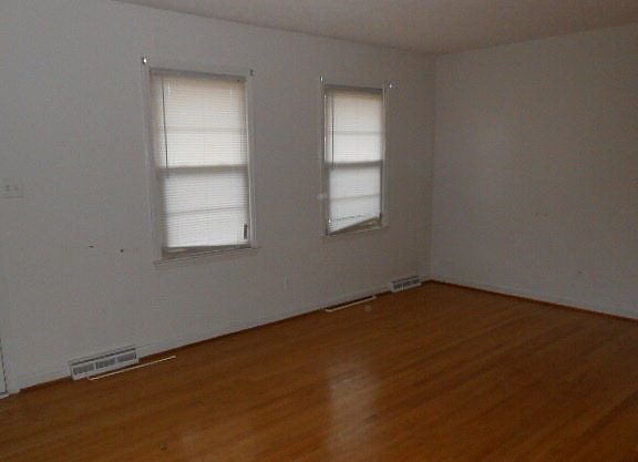 5th image of 262 Starmont Blvd