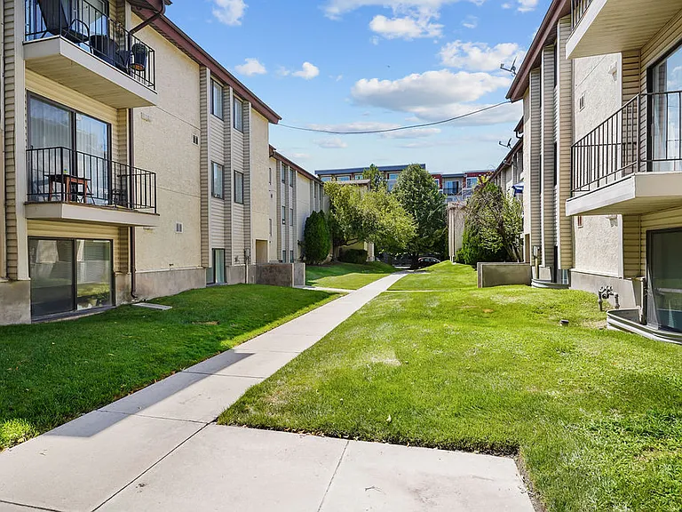 Regency Apartments — Photo 16