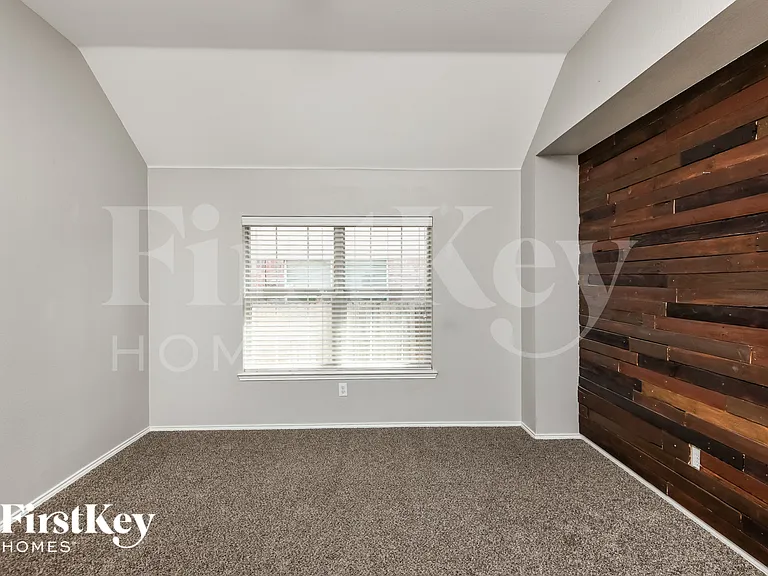 423 Hackberry Dr — Photo 13