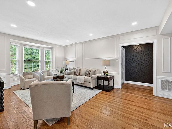 3rd image of 7520 Oxford Dr APT 2W