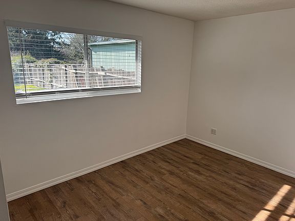 4th image of 452 Herrick Ave