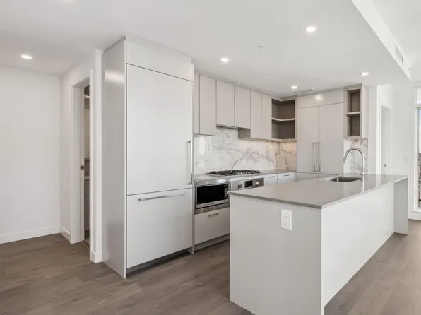 6468 Willingdon Ave #302, Burnaby, BC V5C 5E8