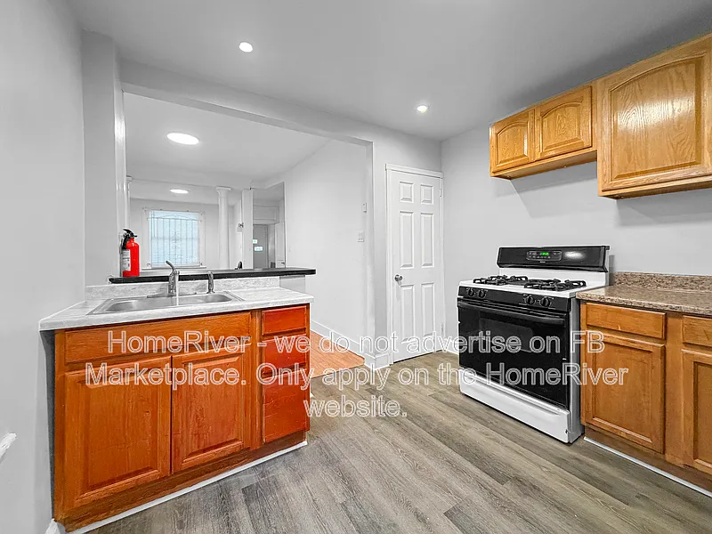 3 bed, 1.0 bath, 829 sqft, $1,600 — Photo 2