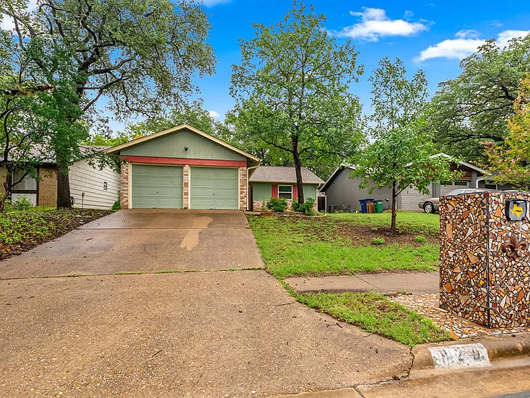 920 Acorn Oaks Dr — Photo 1