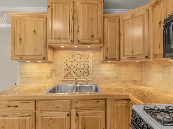 105 Warner Ave S, Willernie, MN 55090