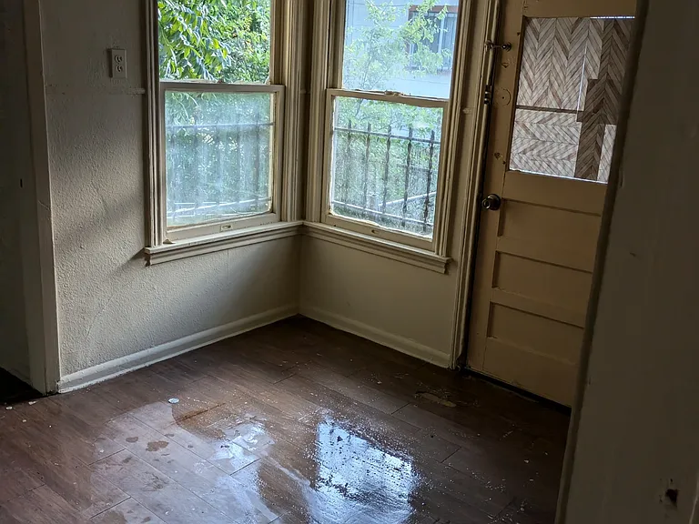 1046 Poinsettia — Photo 15