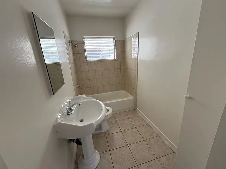 1002 S Barrington Ave #4 — Photo 3