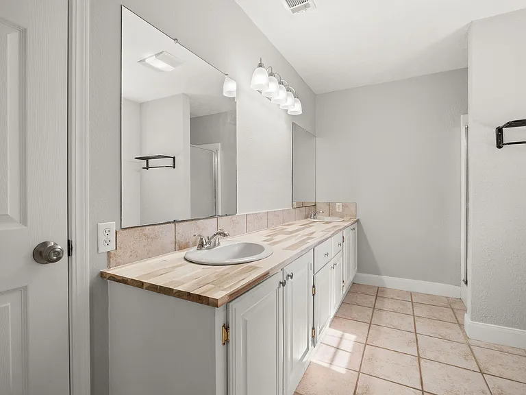 708 Woodland Dr — Photo 14