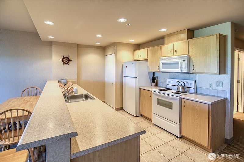 4th image of 1335 Ocean Shores Boulevard SW #S13