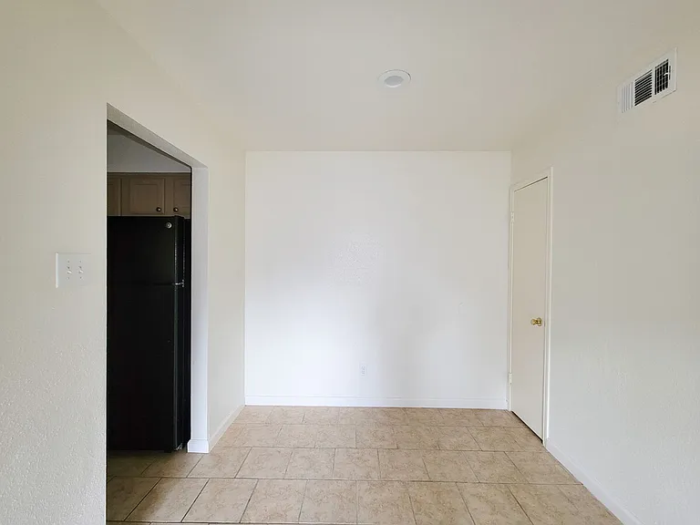 Kimberly House Apartments — Photo 25