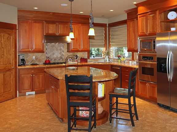Gourmet Kitchen w/Island