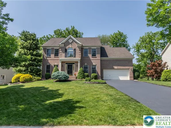 5371 Greenbriar Dr, Bethlehem, PA 18017