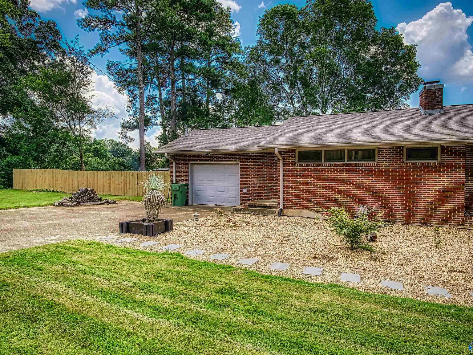 3 bed, 2.0 bath, 1510 sqft, $1,850 — Photo 2
