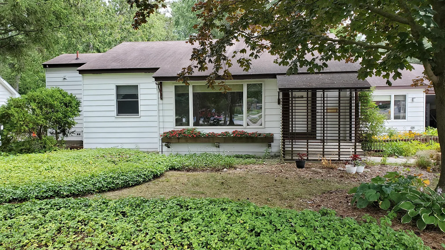 3702 Woodlawn St photo 1