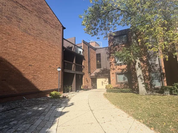 5200 S Tuckaway BOULEVARD #102, Greenfield, WI 53221