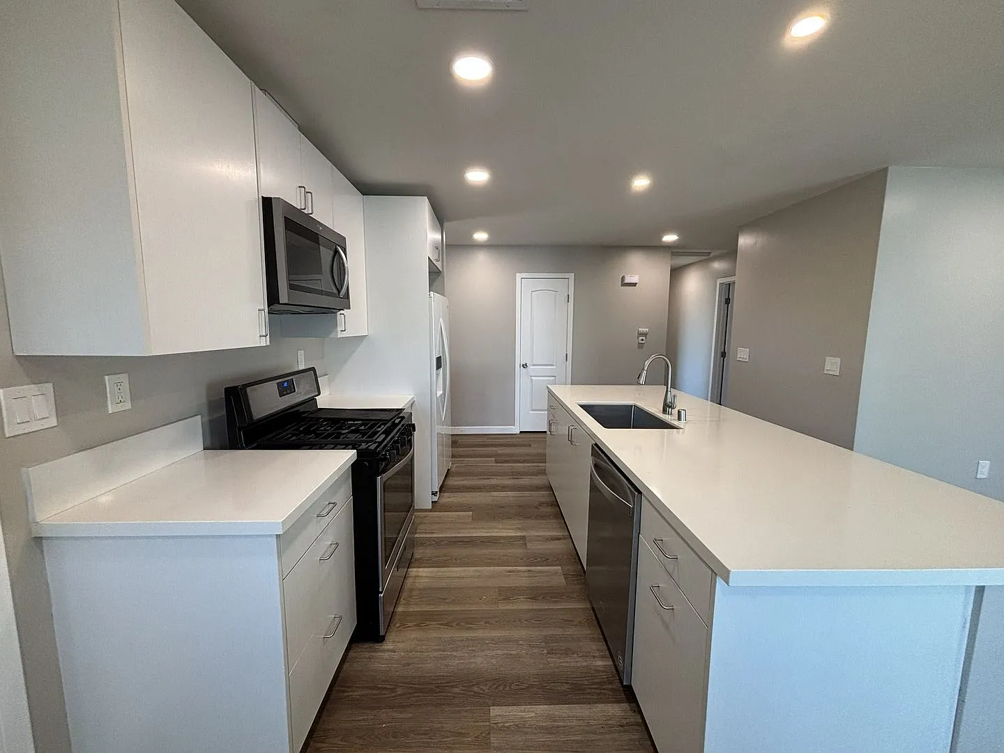 Spacious 4 Bedroom Home in Clairemont Mesa! — Photo 3