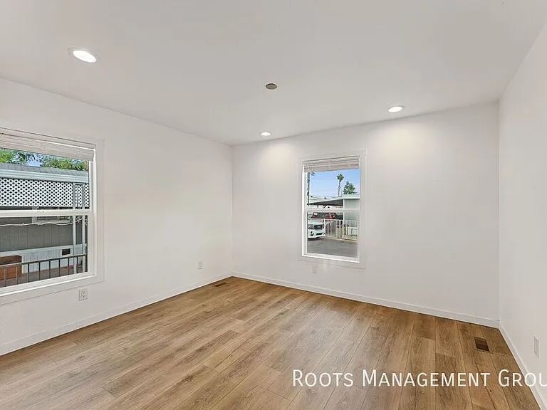6231 N 59th Ave #9 — Photo 6