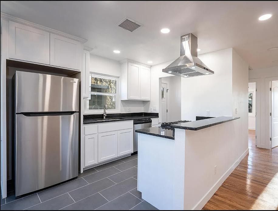 Beautiful and modern brand new kitchen appliances