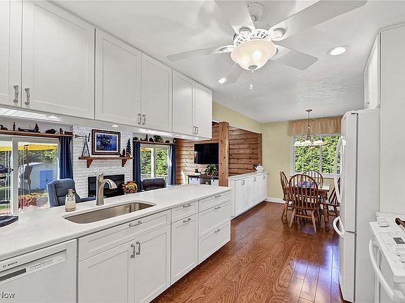 3rd image of 3205 Helen Dr